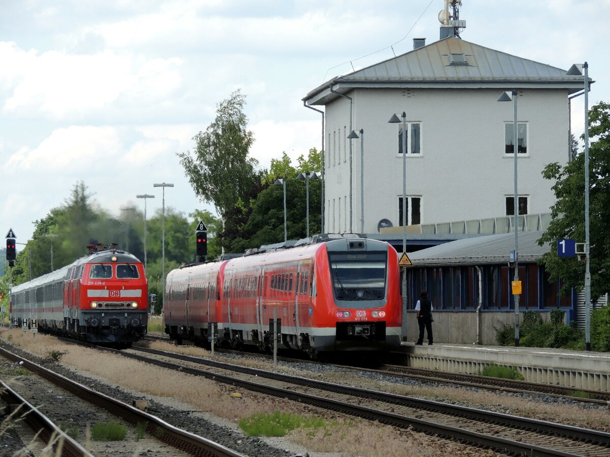 612 079 und 218 499-2 mit Nahverkehrszug in Illertissen am 13.06.2012.