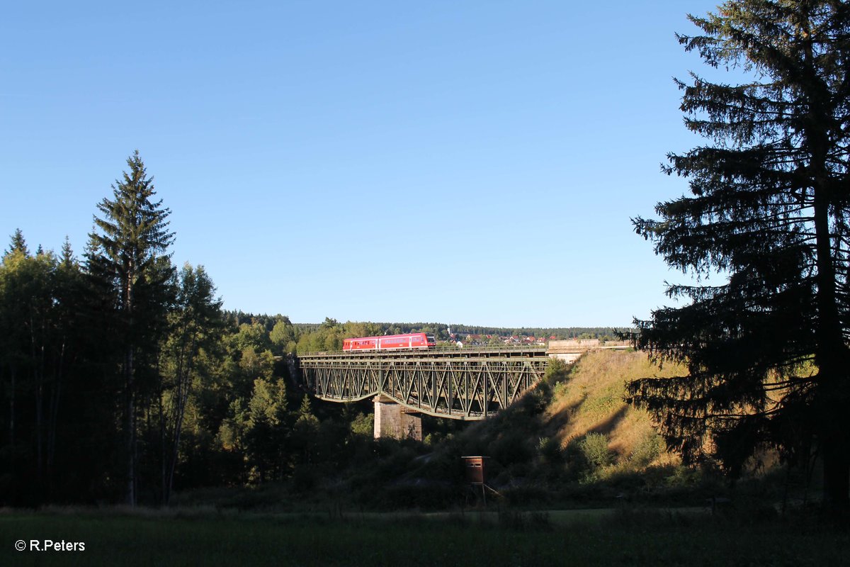 612 587 auf dem Viadukt �ber die Fichtelnaab bei Neusorg als RE5290 aus Cheb auf dem Weg nach N�rnberg. 31.08.16