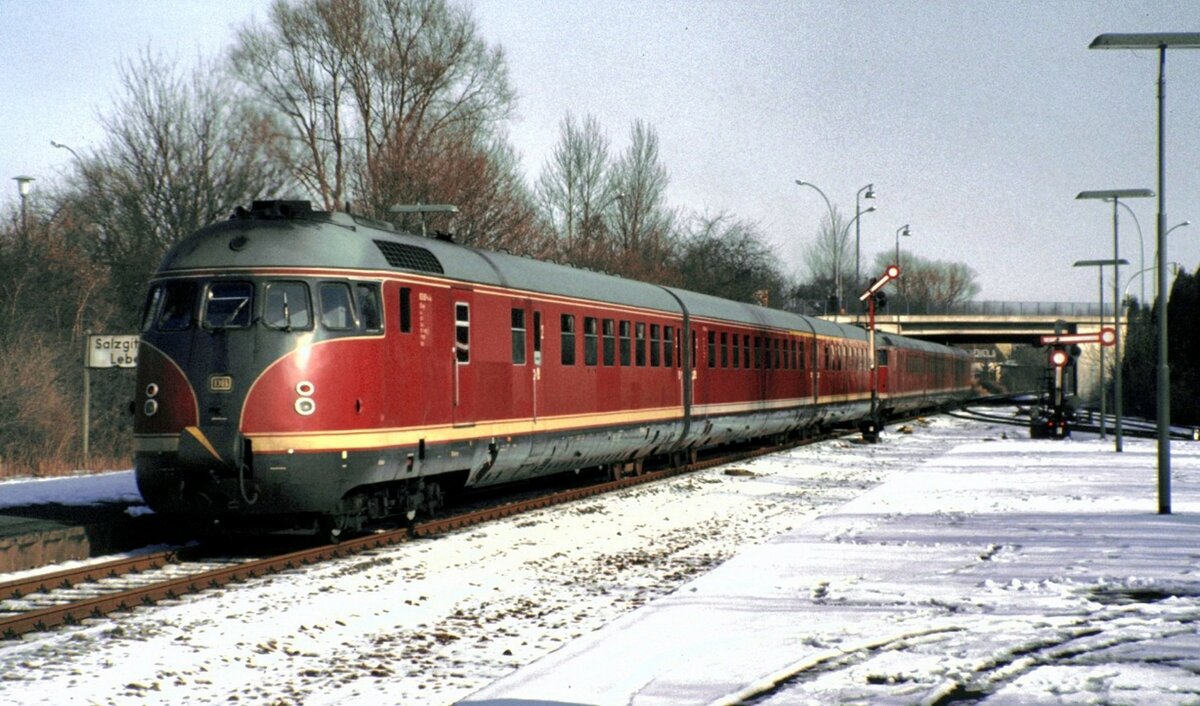 612  Eierköpfe  in Doppeltraktion fährt aus Salzgitter-Lebenstedt in Richtung Braunschweig aus am 22.02.1983.