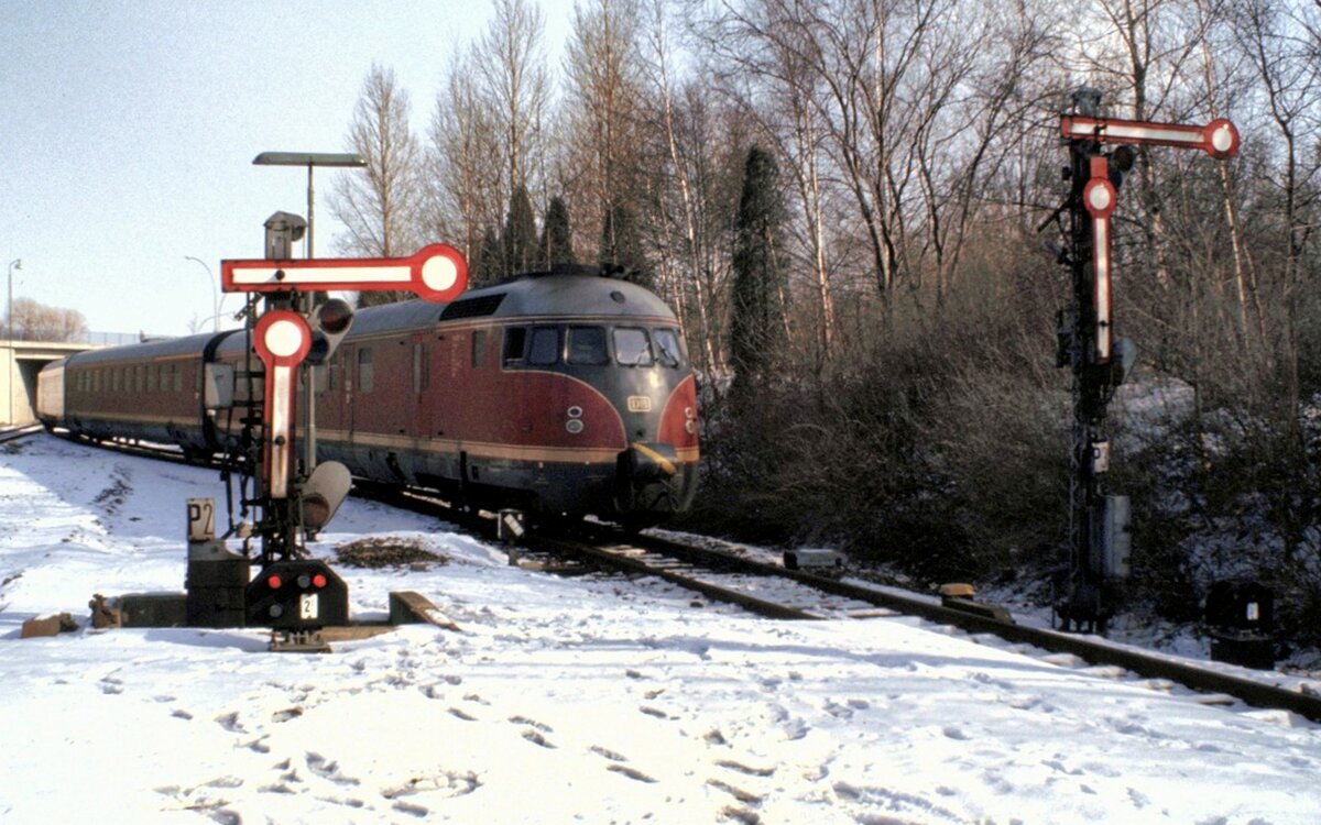 612  Eierkopf  fährt von Braunschweig kommend in Salzgitter-Lebenstadt ein am 22.02.1983.