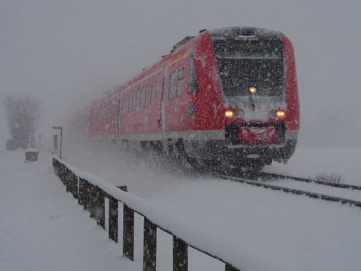 612 fährt bei heftigem Schneetreiben durch Bellenbergam 02.02.2015.