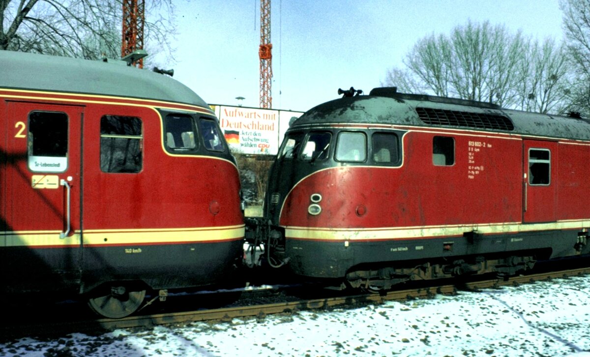 613 602 und ein weiterer 613 in Salzgitter-Lebenstedt am 22.02.1983. Die Wahlwerbung, die zwischen den Fahrzeugen zu sehen ist dokumentiert: es hat sich nichts gewandelt.