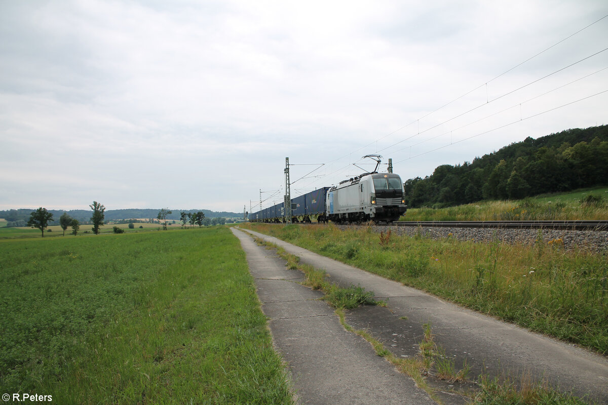 6193 091 zieht mit einem Containerzug bei Oberdachstetten in Richtung Ansbach. 02.07.24