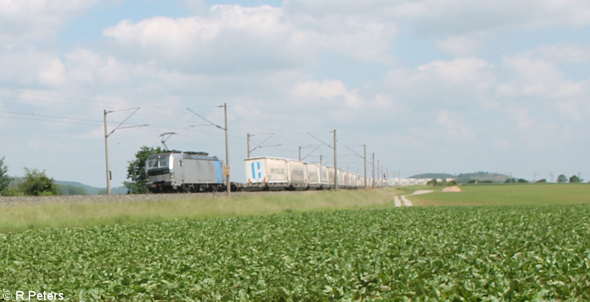 6193 098-1 zieht hinter Uffenheim ein Ekol Wechselpritschenzug gen Norden. 04.06.24