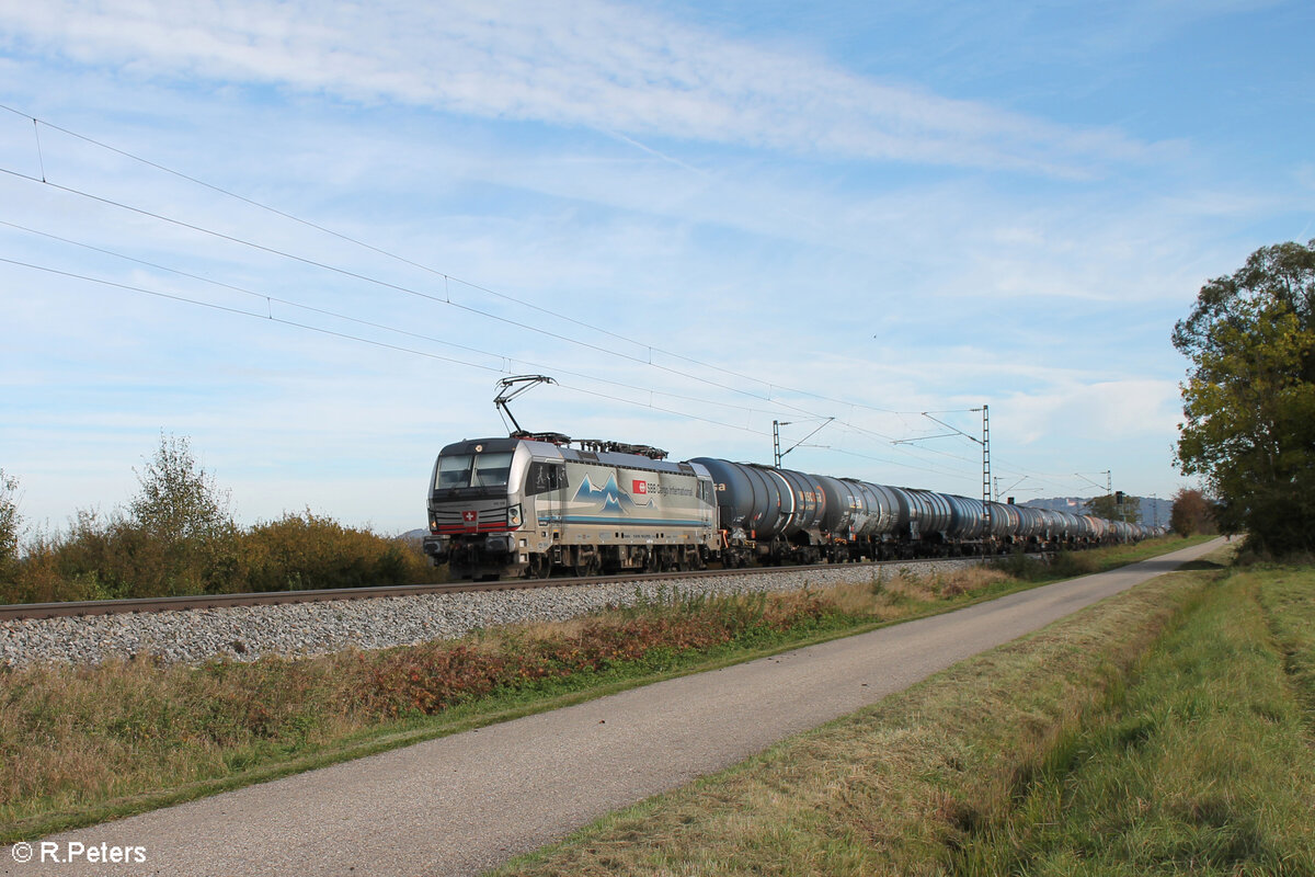 6193 109  Lago di Como  zieht ein Kesselzug bei Pölling in Richtung Nürnberg. 17.10.24