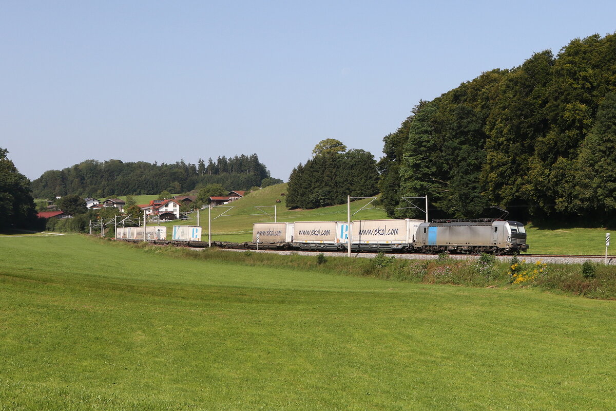 6193 116 mit einem  EKOL-KLV  aus Mnchen kommend am 13. August 2025 bei Axdorf.