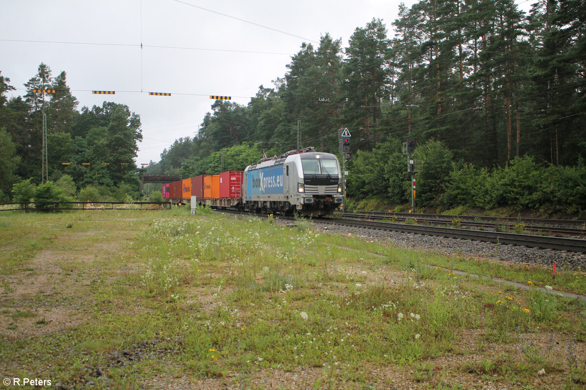 6193 117 zieht mit einem Containerzug durch Ochenbruck in Richtung Süden. 13.07.24