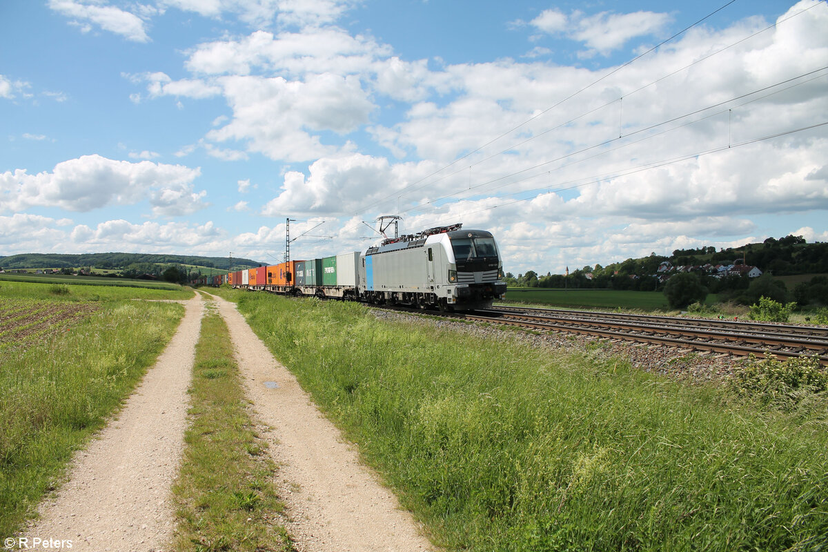 6193 121 zieht kurz vor Treuchtlingen ein KLV-Zug gen Süden. 28.05.24