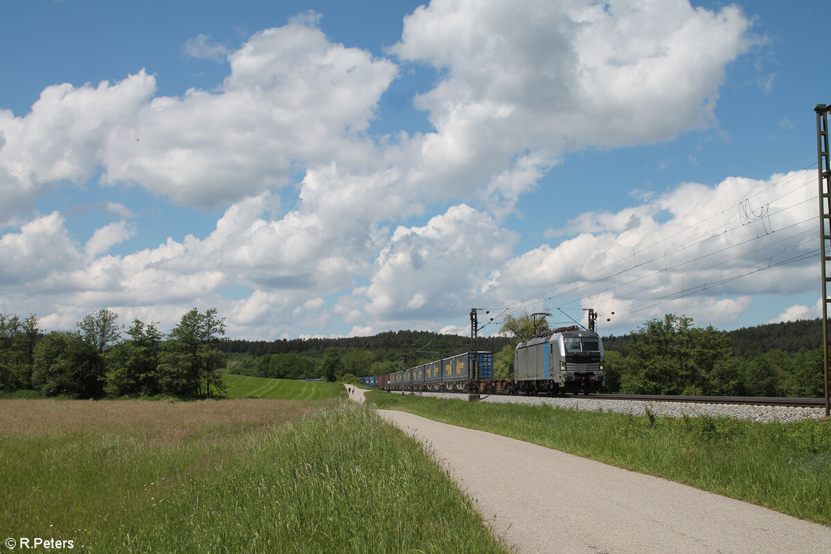 6193 125 mit einem LKW-Walter Sattelaufliegerzug bei P�lling in Richtung Regensburg. 20.05.24