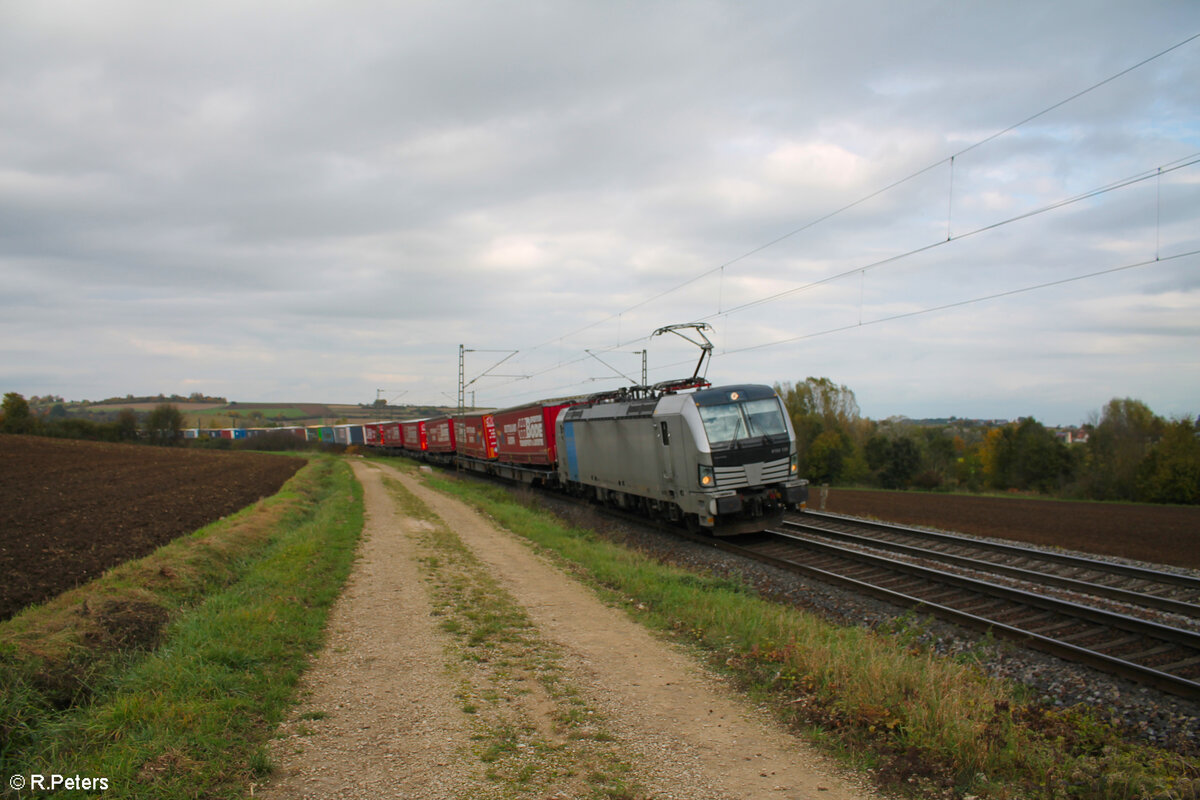 6193 129 bei der Einfahrtz in Treuchtlingen mit einem Wechselpritschenzug nach Italien. 22.10.24