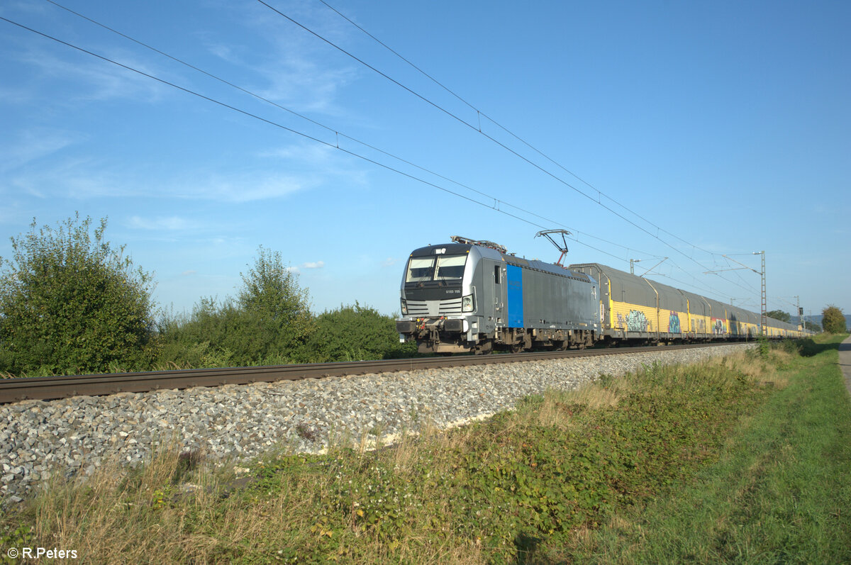 6193 130 zieht mit einem LKW-Walter bei Pölling in Richtung Norden. 28.08.24