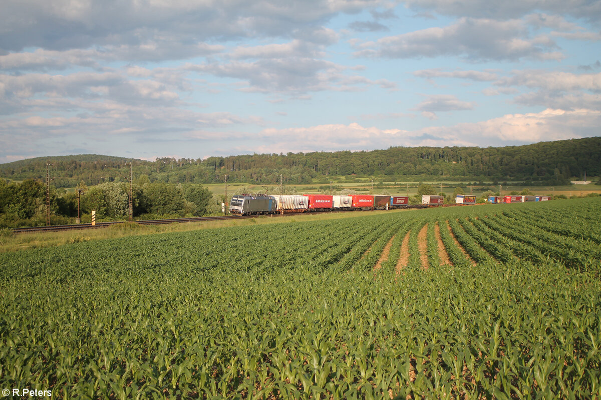 6193 132-8 zieht bei Treuchtlingen ein bunten KLV Zug. 10.06.24