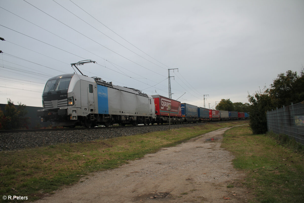 6193 132 zieht mit einem WEchselpritschenzug durch die Treuchtlinger Kurve in Nürnberg Hohe Marter. 18.10.24