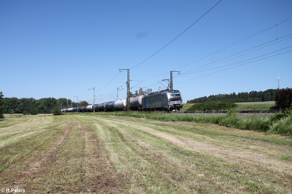 6193 140 zieht bei Oberdachstetten ein Kesselzug in Richtung Süden. 08.06.24
