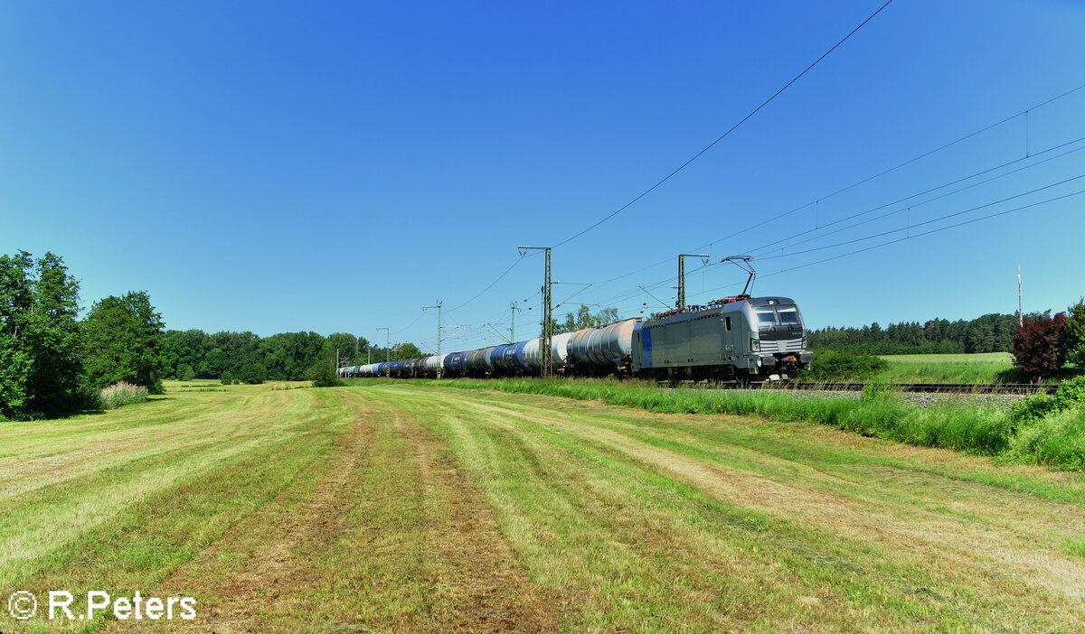6193 140 zieht bei Oberdachstetten ein Kesselzug in Richtung Süden. 08.06.24