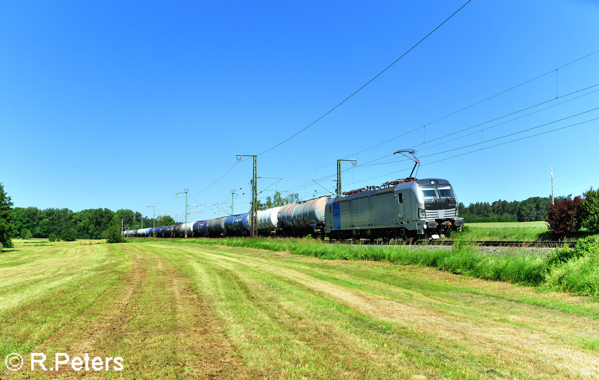 6193 140 zieht bei Oberdachstetten ein Kesselzug in Richtung Süden. 08.06.24