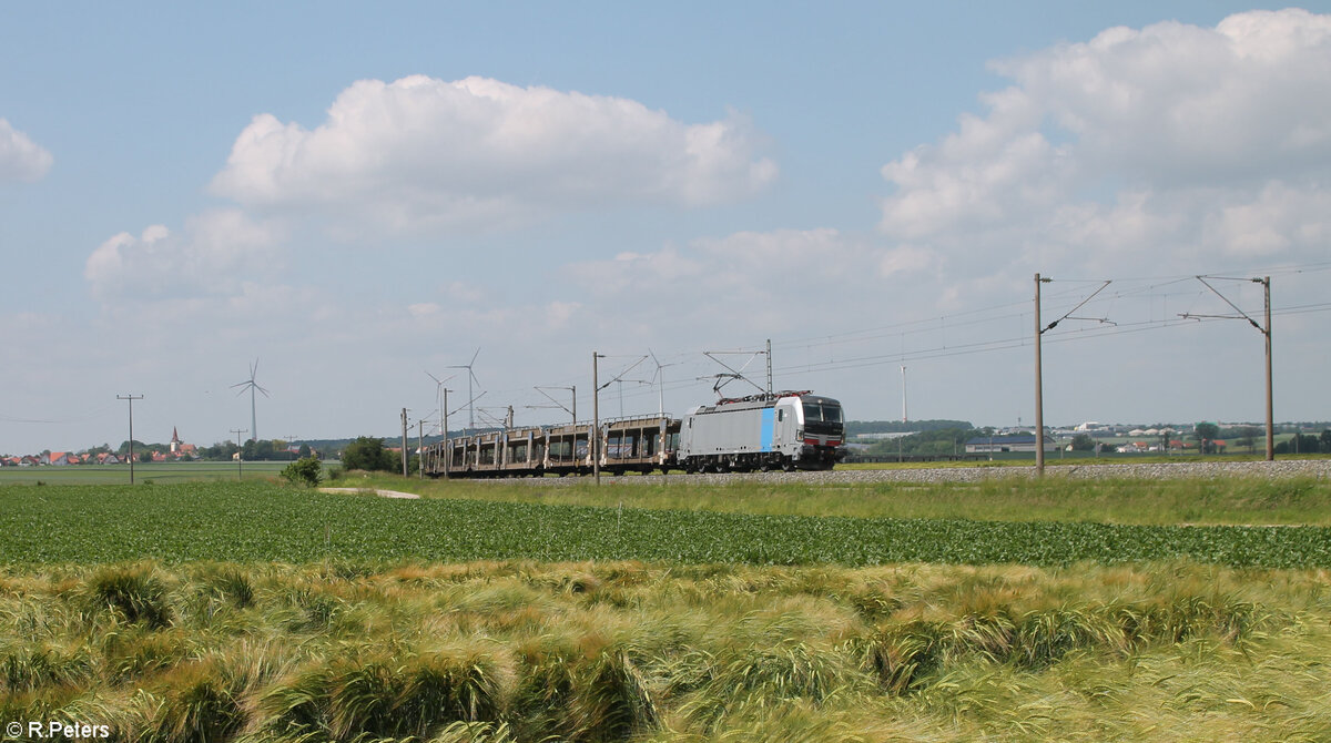 6193 141-9 zieht mit einem leeren offenen Autotransportzug kurz vor Uffenheim gen Süden.04.06.24