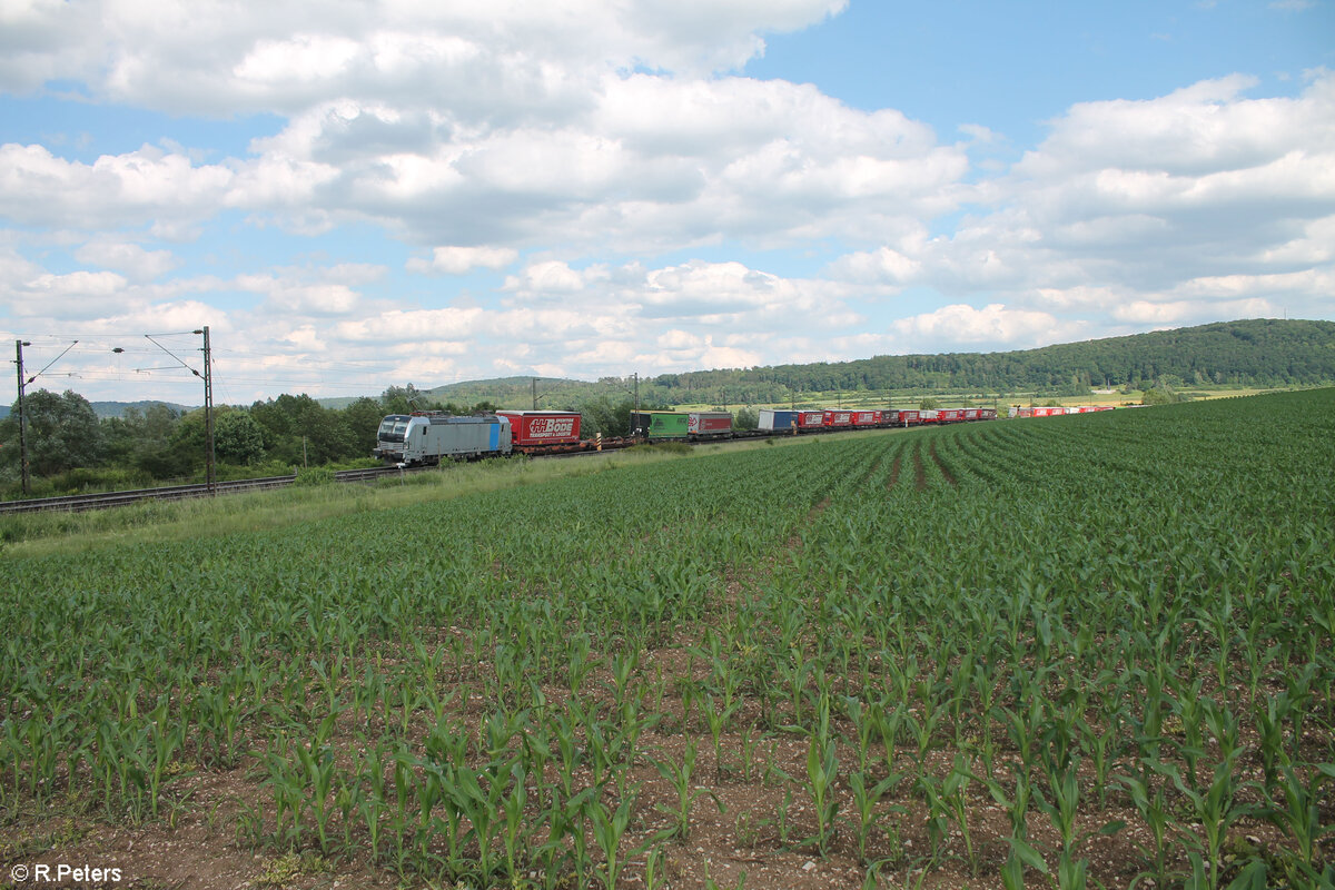 6193 148-4 zieht mit einem Wechselpritschenzug hinter Treuchtlingen Richtung Norden. 10.06.24