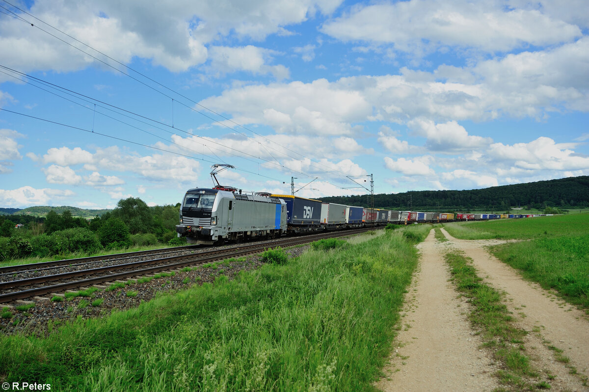 6193 148 hat Treuchtlingen in Richtung Ansbach mit einem Wechselpritschernzug DSV verlassen. 28.05.24