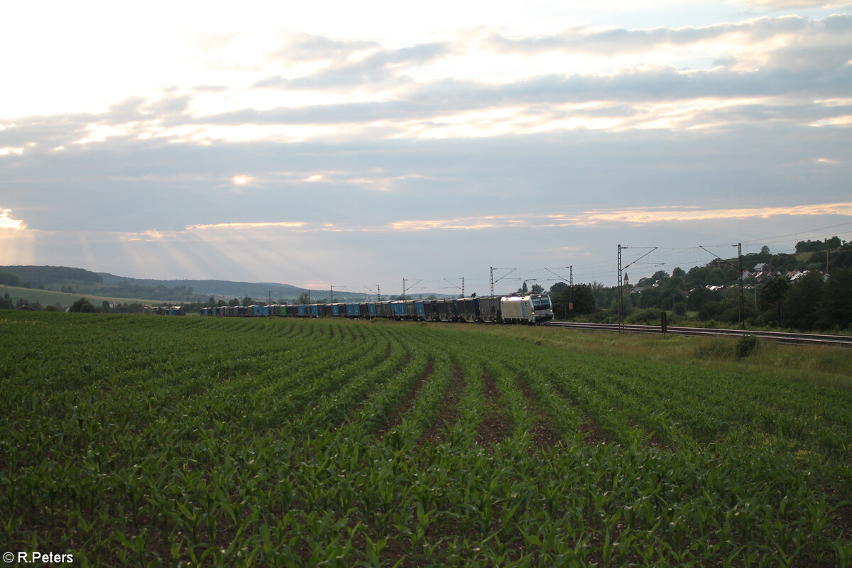 6193 163 zieht mit einem Müllcontainerzug kurz vor Treuchtlingen vorbei. 10.06.24