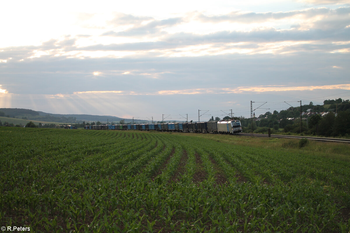 6193 163 zieht mit einem Müllcontainerzug kurz vor Treuchtlingen vorbei. 10.06.24