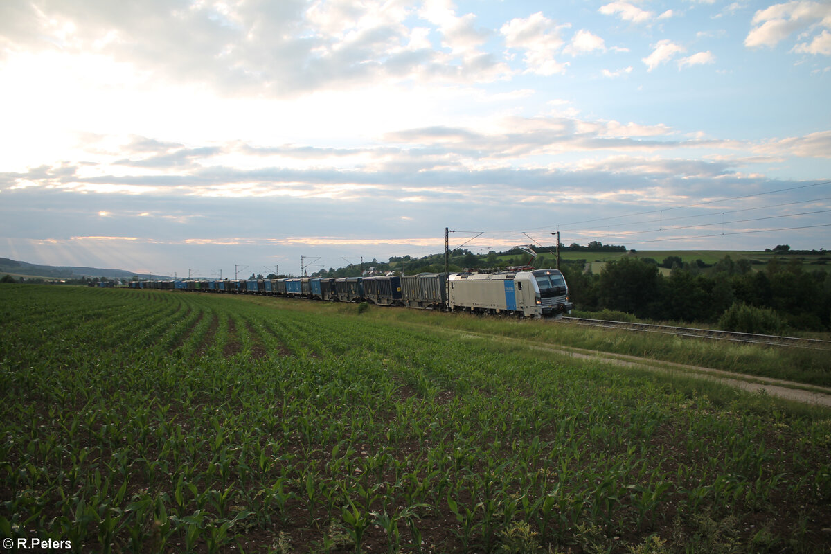 6193 163 zieht mit einem Müllcontainerzug kurz vor Treuchtlingen vorbei. 10.06.24