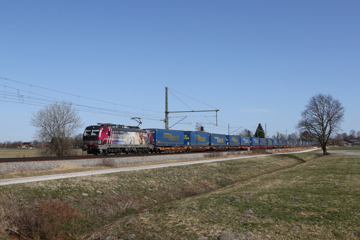 6193 181 von  ADESSO  mit einem  WALTER-KLV  aus Salzburg kommend am 5. M�rz 2026 bei �bersee am Chiemsee.