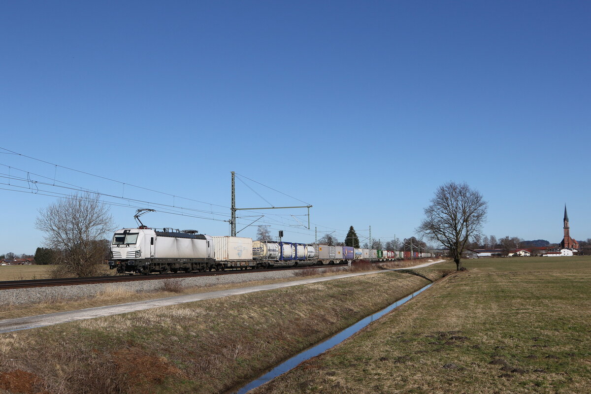 6193 434 mit einem  KLV  aus Salzburg kommend am 25. Februar 2026 bei �bersee am Chiemsee.