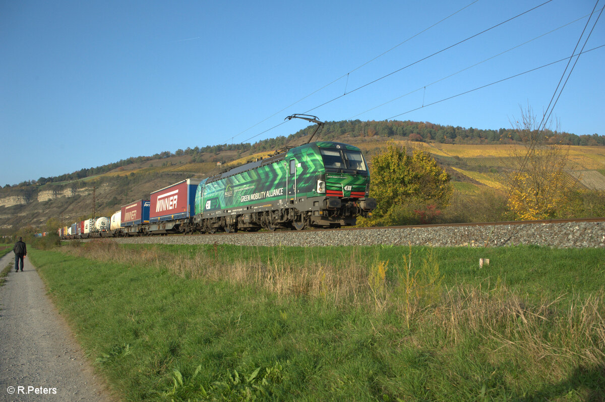 6193 757-2  Green Mobility Allianz  zieht ein Wechselpritschen Winner Spedition bei Thüngersheim in Richtung Süden. 27.10.24