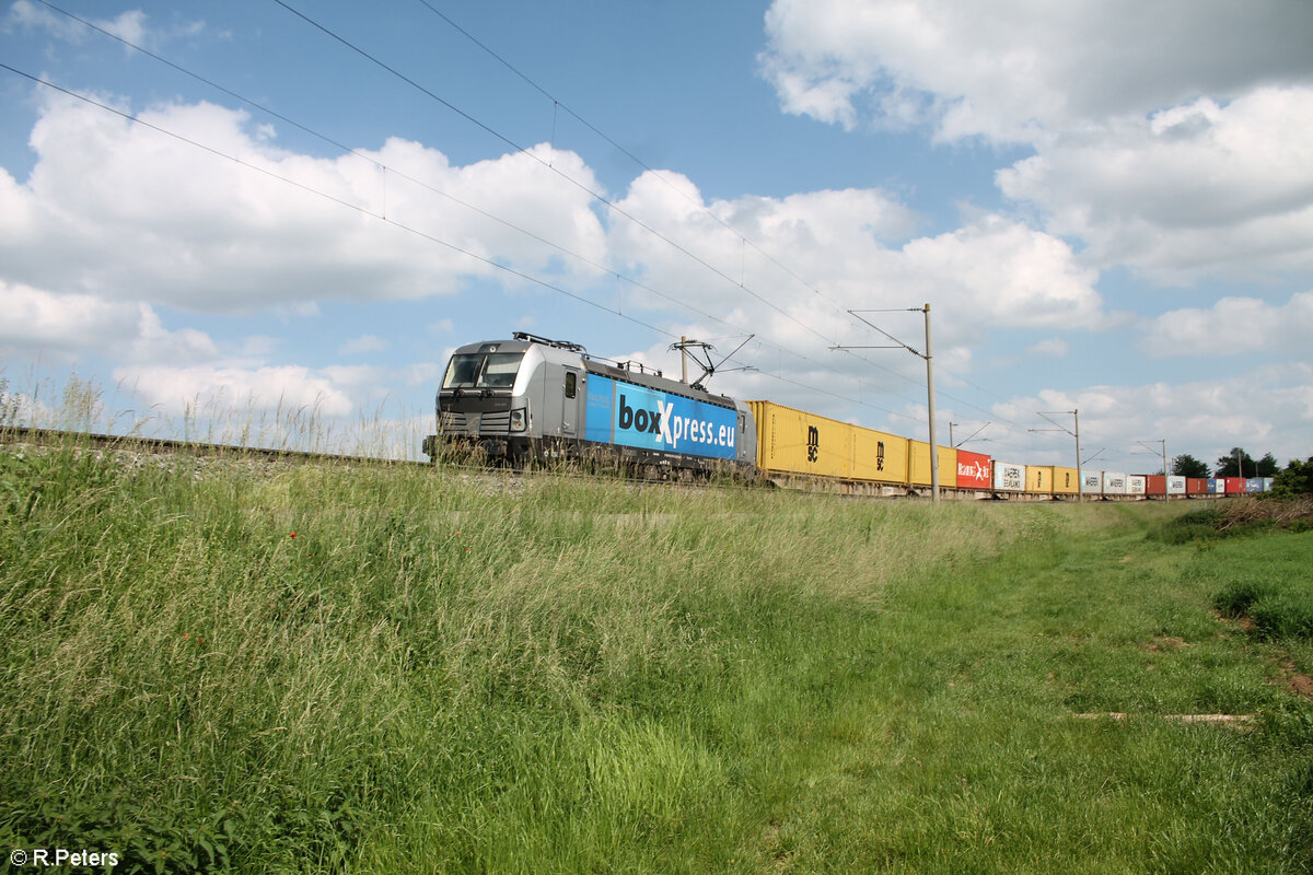 6193 813 zieht bei Uffenheim ein Containerzug nach Hamburg. 04.06.24