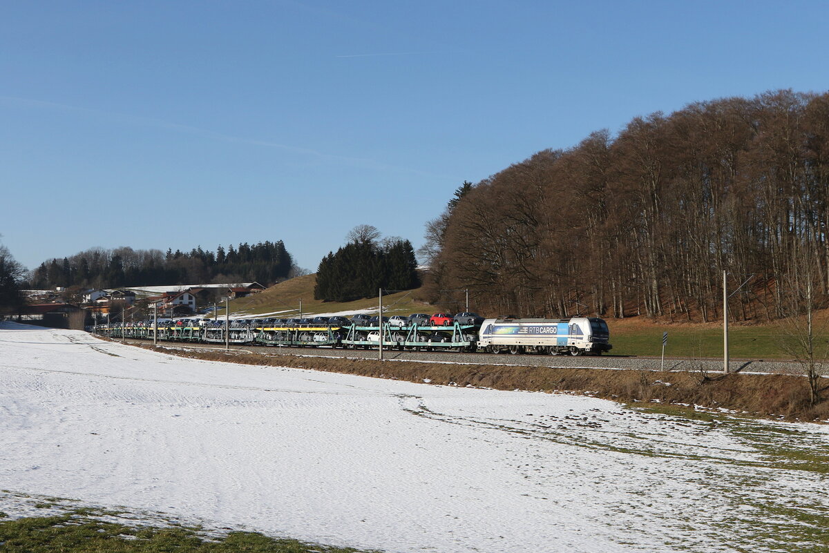 6193 999 von  RTB Cargo  mit einem Autozug aus M�nchen kommend am 20. Januar 2026 bei Axdorf im Chiemgau.