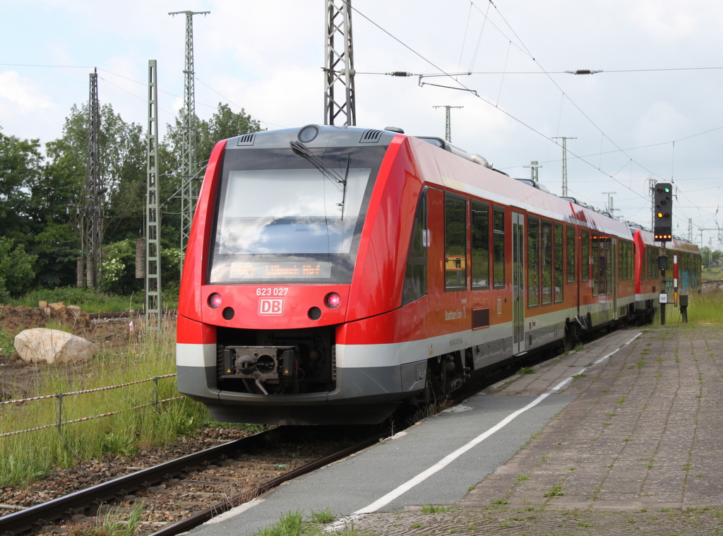 623 027 als RE 13084 von Bad Kleinen nach L�beck Hbf bei der Ausfahrt in Bad Kleinen.10.06.2017