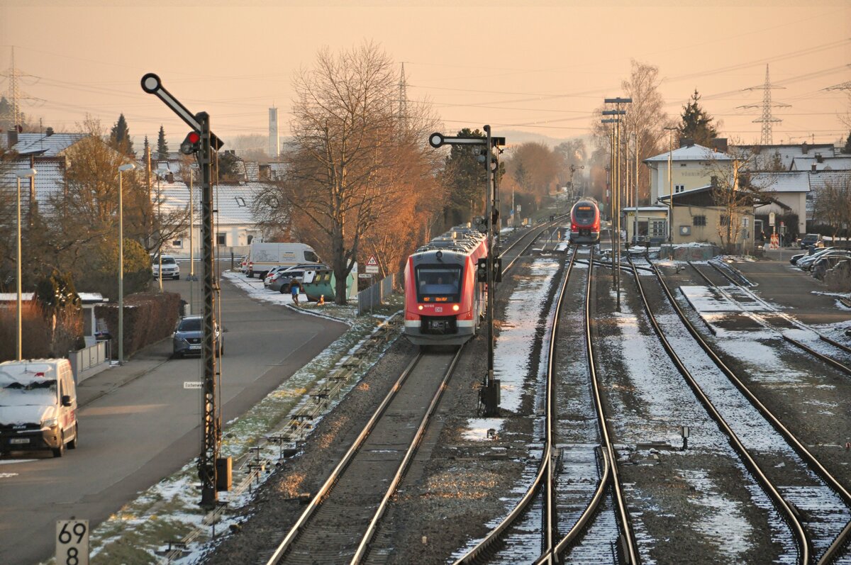 623 533 und 633 531; Kreuzung der Linien RE 5 und RS 7 in Vöhringen am 08.02.2023.