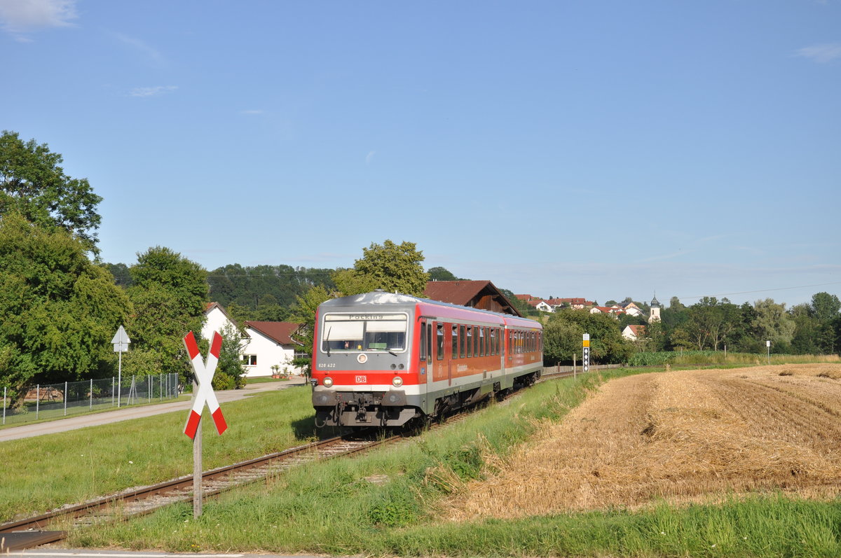628 422 der Gäubodenbahn war am Abend des 09. Juli 2020 als RB 29437 zwischen Pocking und Passau Hbf unterwegs und wurde bei seiner Fahrt im sehr kleinen Ort Wallham fotografiert.