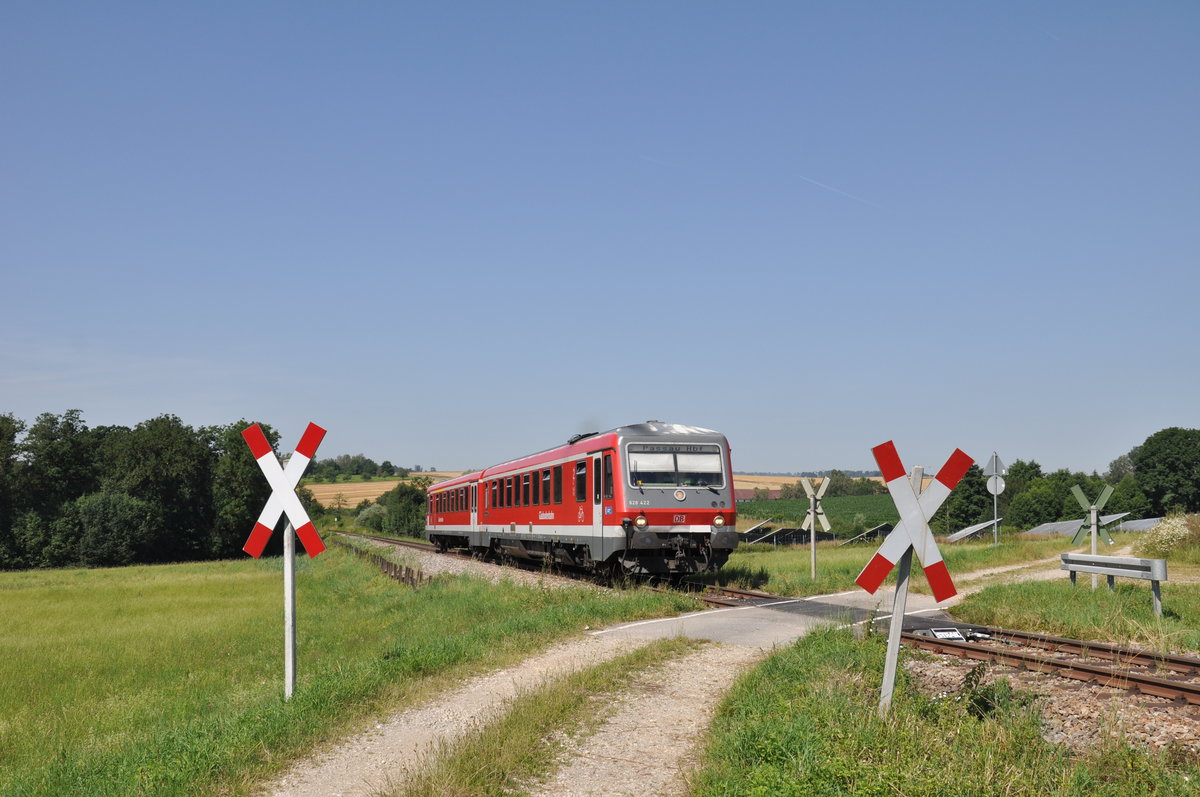 628 422 war am 10. Juli 2020 als RB 29417 nach Passau Hbf unterwegs und passiert auf dem Foto einen idyllischen Bahnübergang bei Kemating. 