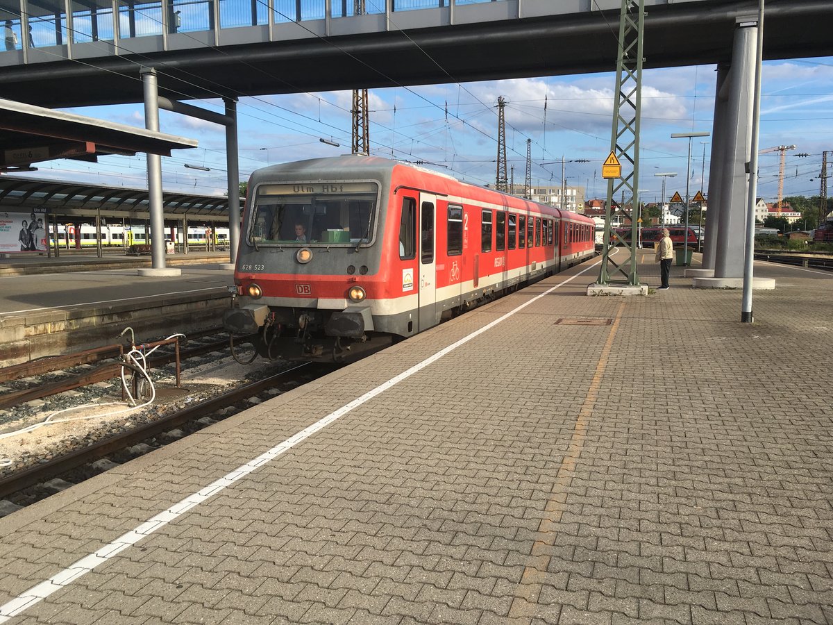 628 523 / 628 696 kam im Juli 2017 als Rb aus Biberach in Ulm eingefahren.

Nach einem kurzen Richtungswechsel geht es für den Triebwagen wieder zurück über die Südbahn nach Biberach (Riß)