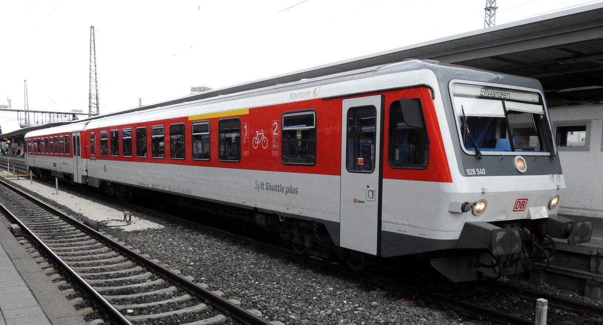 628 540 bzw. 928 540 der Sylt Shuttle plus in einer fr Ulm aufflligen Farbgebung im Hauptbahnhof Ulm am 11.05.2019.