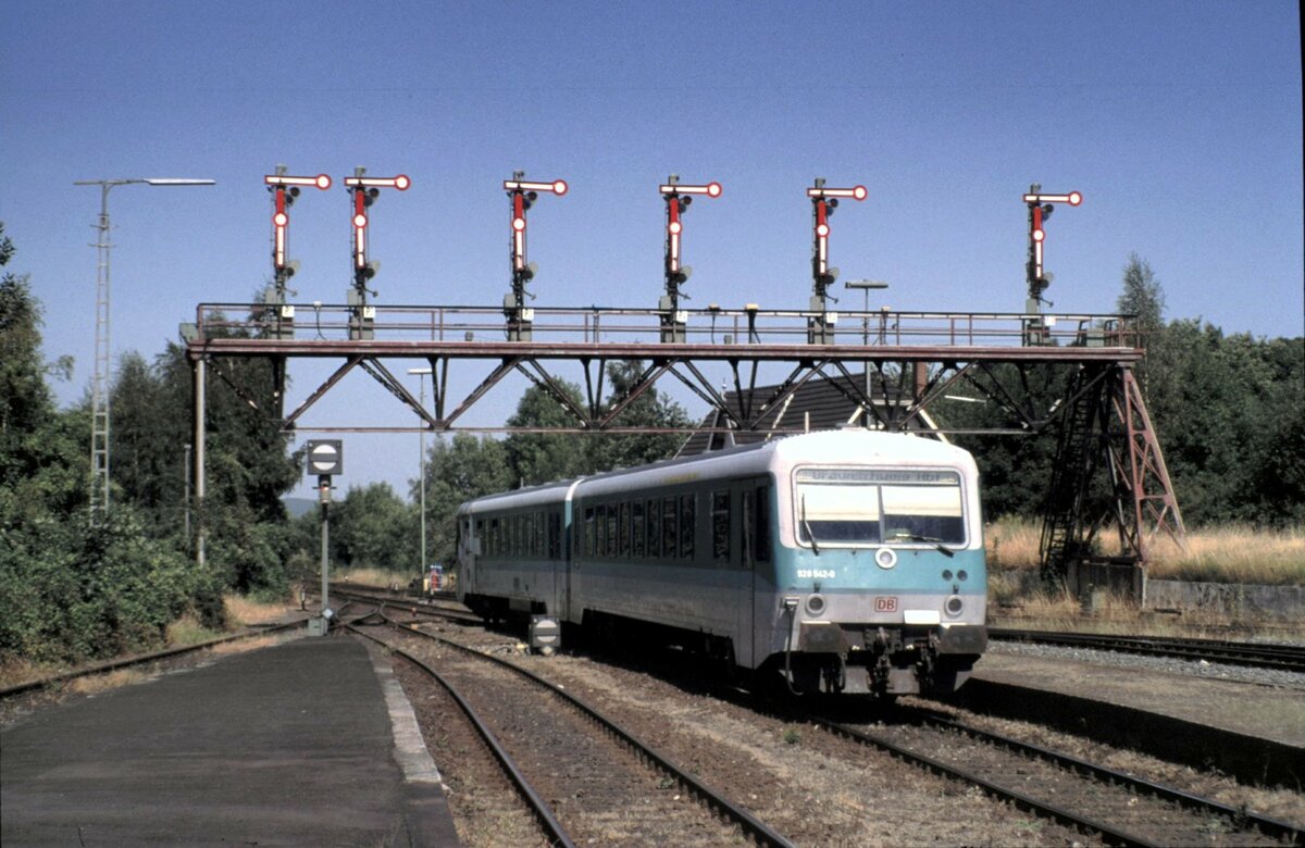 628 542-0 fährt unter der Formsignal-Brücke in Bad Harzburg ein am 31.07.1999.