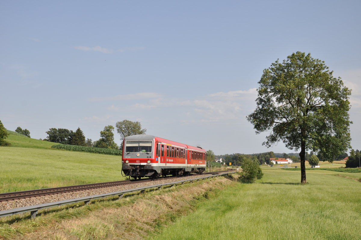 628 628 der Sdostbayernbahn war am frhen Abend des 10. Juli 2020 als RB 27130 auf dem Weg von Mhldorf(Oberbay) nach Landshut(Bay)Hbf. Zwischen Neumarkt-St Veit und Egglkofen wurde dieser bei seiner Fahrt fotografiert. 