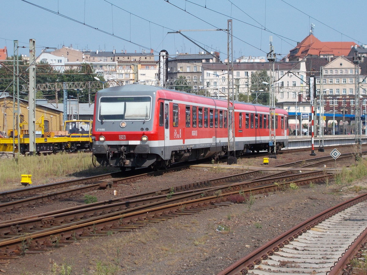 628 692,am 16.August 2015,bei der Ausfahrt aus dem polnischen Bahnhof Szczecin Glowny.