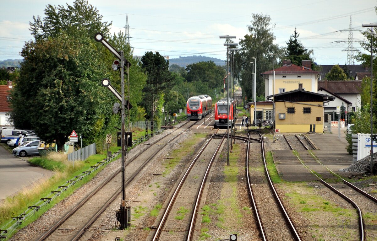 633 045 und 623 532 fahren gleichzeitig aus dem Bahnhof Vöhringen jeweils in ihrer Richtung aus am 08.08.2023.