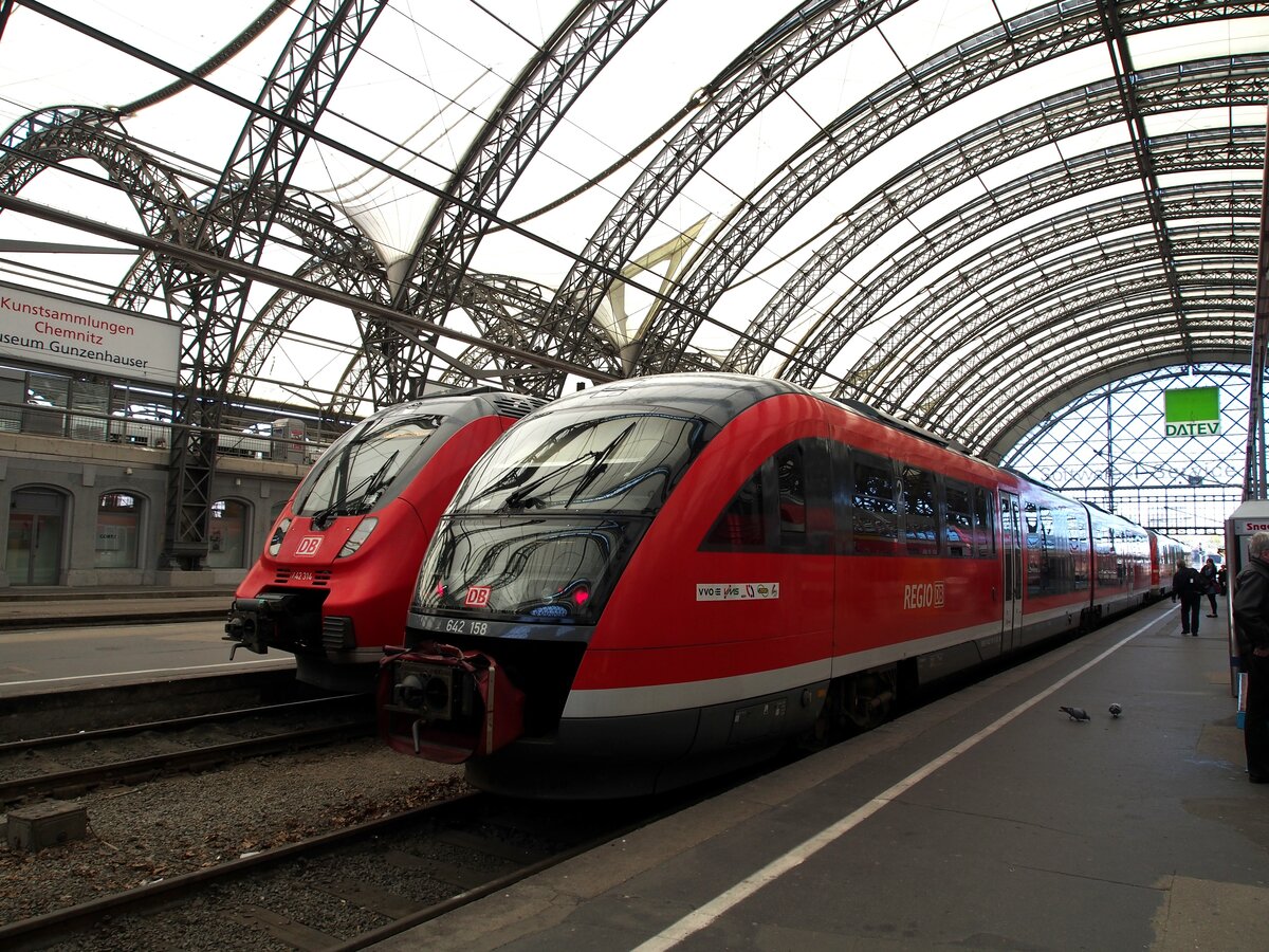 642 158 und 642 314 in der Halle des Bahnhofs Dresden Hbf am 20.04.2015.