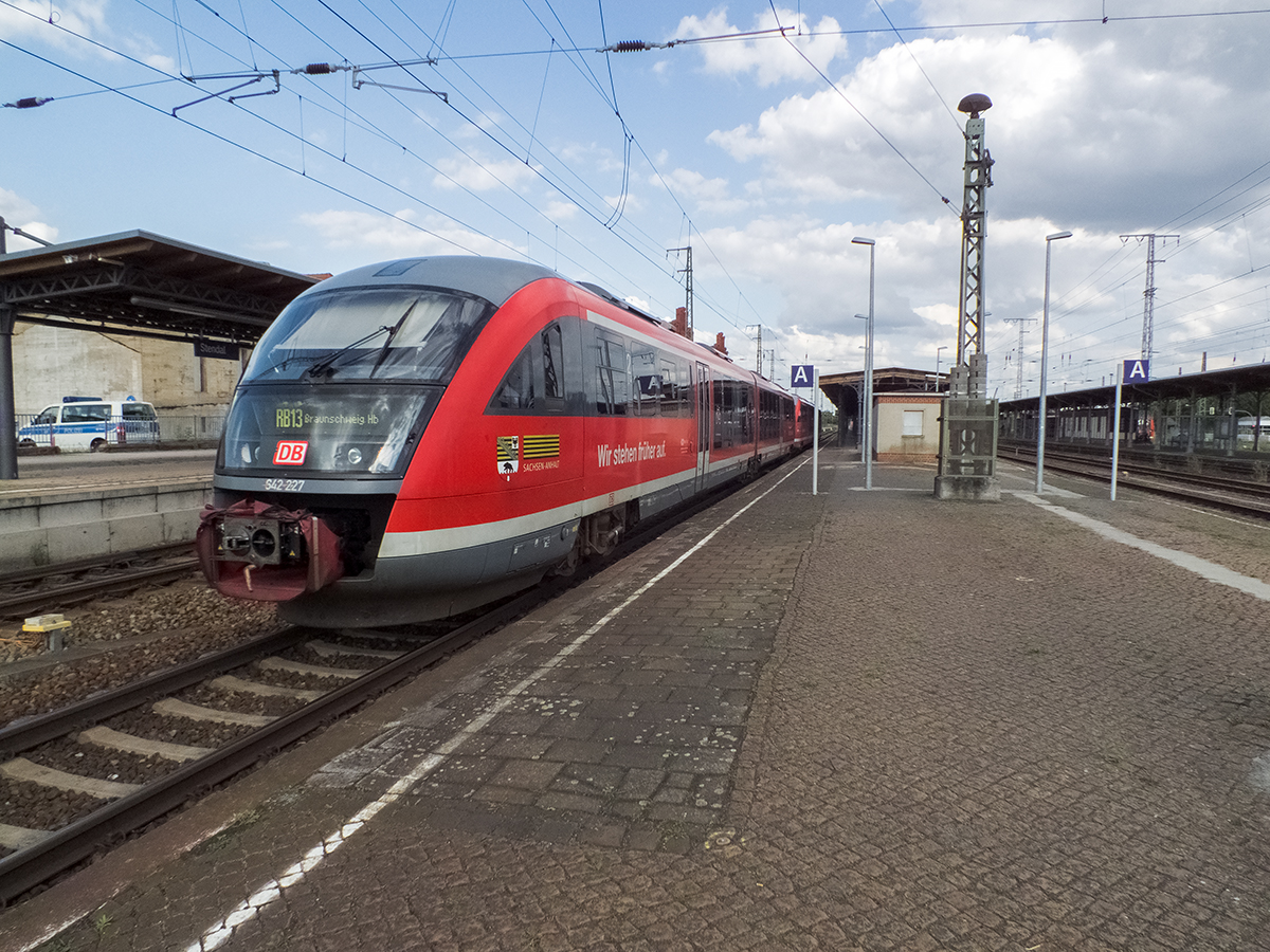 642 168 und 227 haben auf ihrer Fahrt von Braunschweig nach Stendal die entlang der Schnellfahrstrecke liegenden kleineren Ortschaften abgeklappert und dürfen sich nun ein paar Minuten ausruhen, bevor es zurück anch Bruanschweig geht.