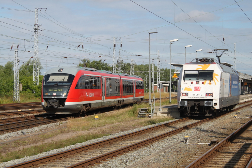 642 183 als RB 12 von Rostock Hbf nach Graal-M�ritz bei der Ausfahrt im Rostocker Hbf neben an stand 101 055-2.16.07.2016