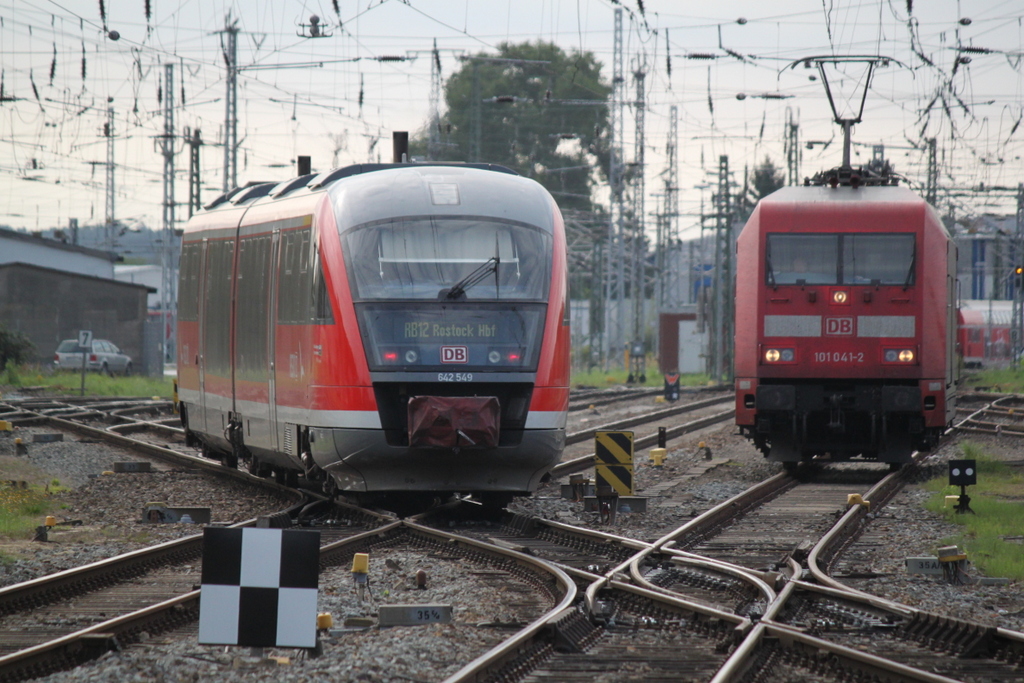 642 549 als RB12(RB 13231)von Rostock Hbf nach Graal-M�ritz bei der Ausfahrt im Rostocker Hbf.27.08.2016