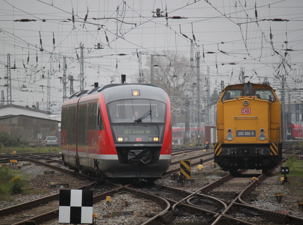 642 551-5 als RB 12(RB 13234)von Graal-M�ritz nach Rostock Hbf bei der Einfahrt im Rostocker Hbf.recht´s stand die 203 302-5 rum und wollte nicht arbeiten.18.10.2014