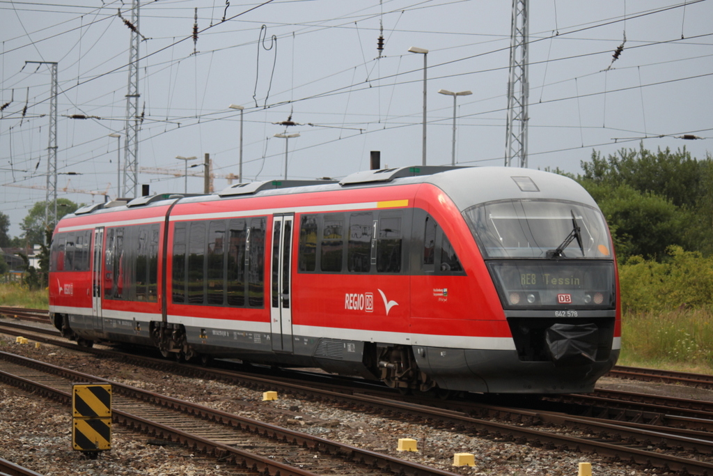 642 578-8 als RE8(Wismar-Tessin)bei der Ausfahrt im Rostocker Hbf.15.08.2015