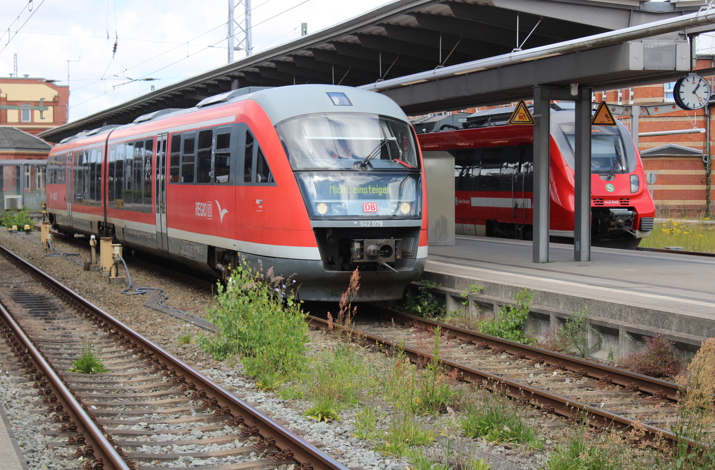 642 579 stand am Mittag des 20.06.2025 gemeinsam mit 442 849 im Rostocker Hbf.