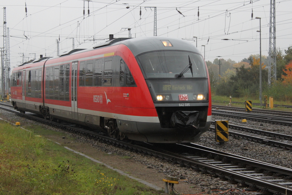642 685 als RB12 von Graal-M�ritz nach Rostock Hbf bei der Einfahrt im Rostocker Hbf.22.10.2016