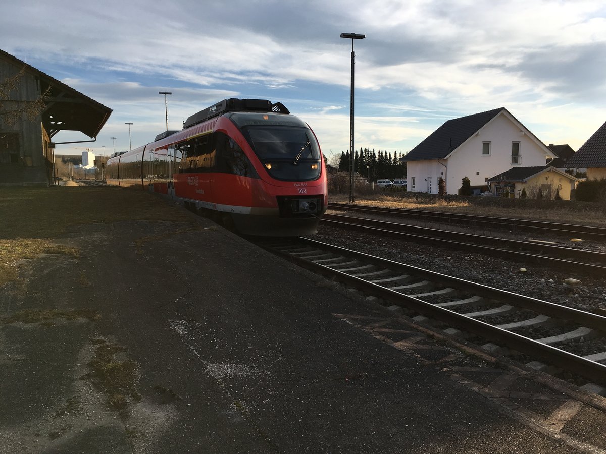 644 033 fährt am 23.02.17 in den Bahnhof Almmeningen ein um weiter als RB nach Langenau zu fahren.